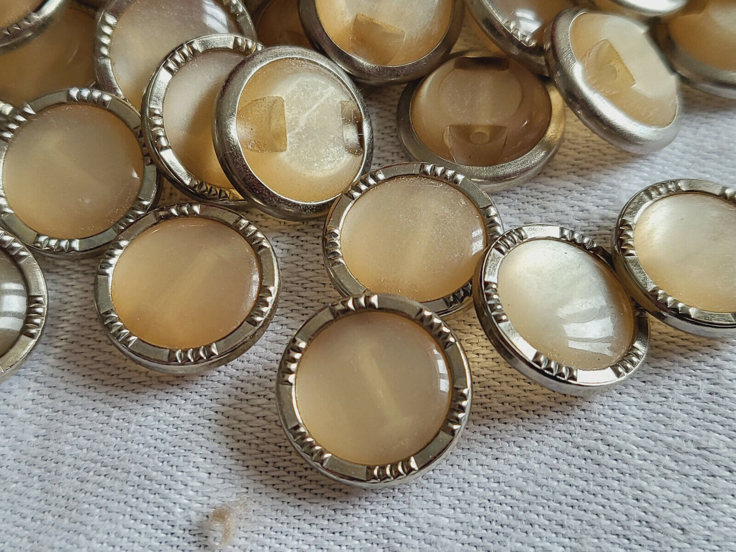 Lot  15 petit boutons vintage beige lumineux monture métal pied  1,3 cm ref 3335