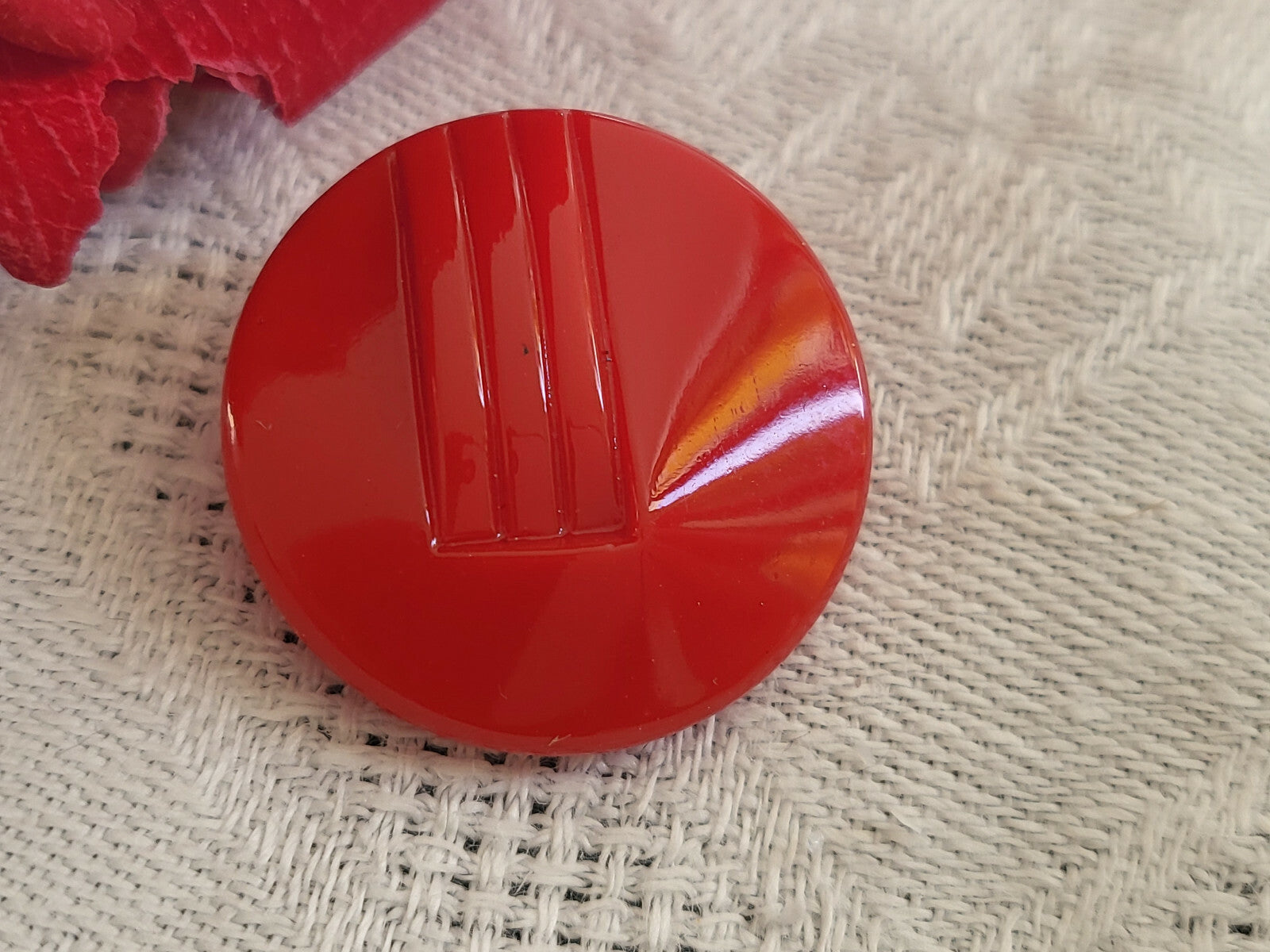 Bouton ancien en verre  rouge relief travaillé  diamètre: 2,1 cm G3O