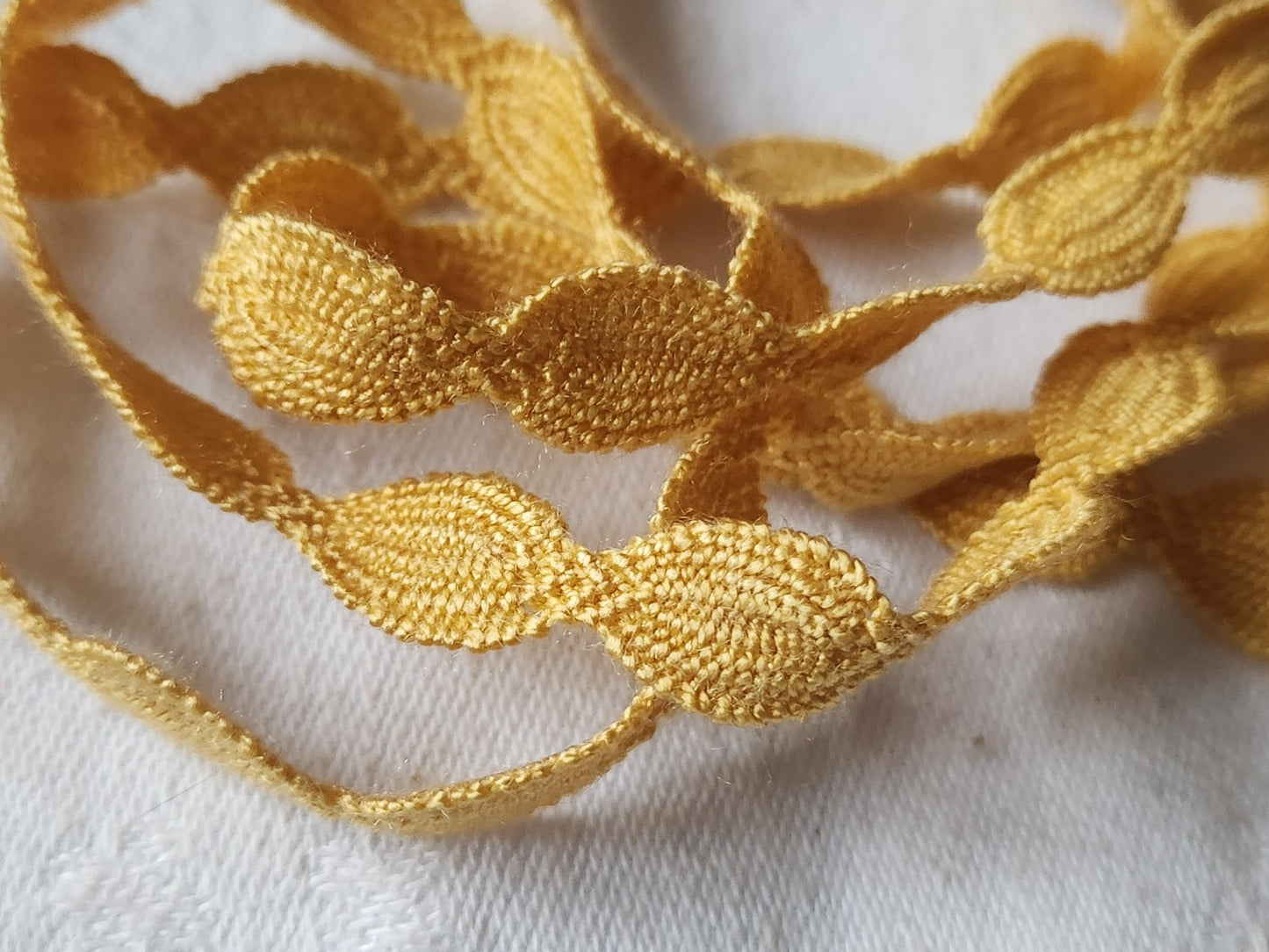 Dentelle galon vintage  jaune coton 3 métres sur 1 cm A2