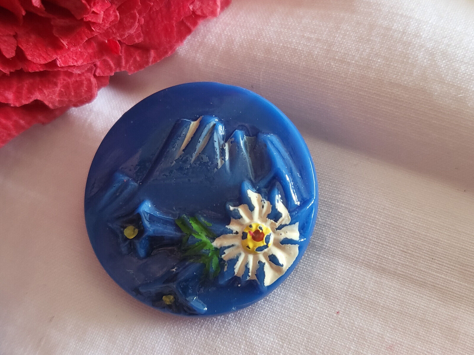 Bouton ancien en verre bleu peint montagne fleur edelweiss  2,3 cm D5S