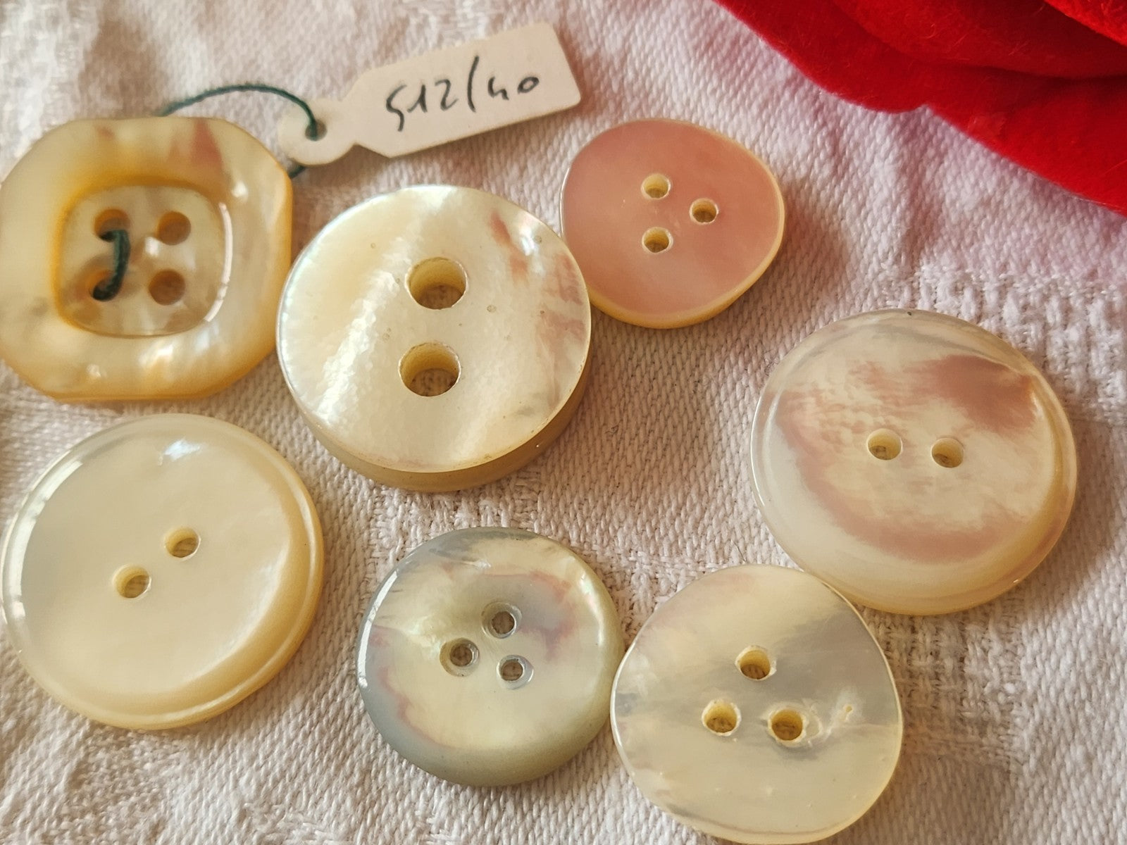 Panaché lot de 7 boutons anciens en nacre blanc 1,7 sur 2,2 cm ref 3947