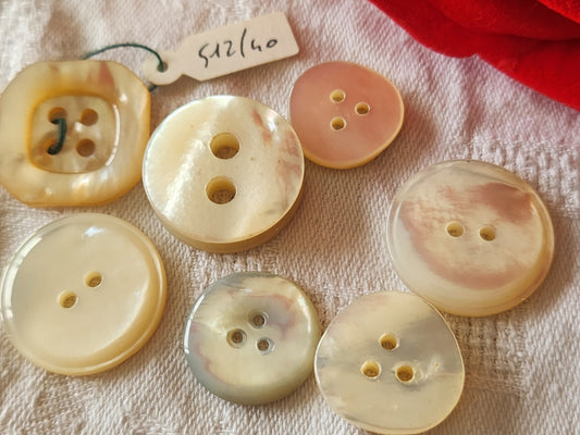 Panaché lot de 7 boutons anciens en nacre blanc 1,7 sur 2,2 cm ref 3947