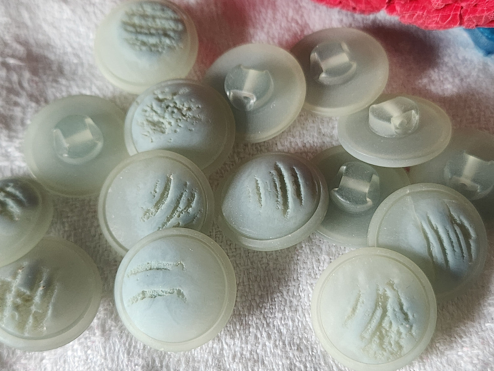 Lot 15 boutons vintage bleu coeur texturé 1,7 cm ref 5415