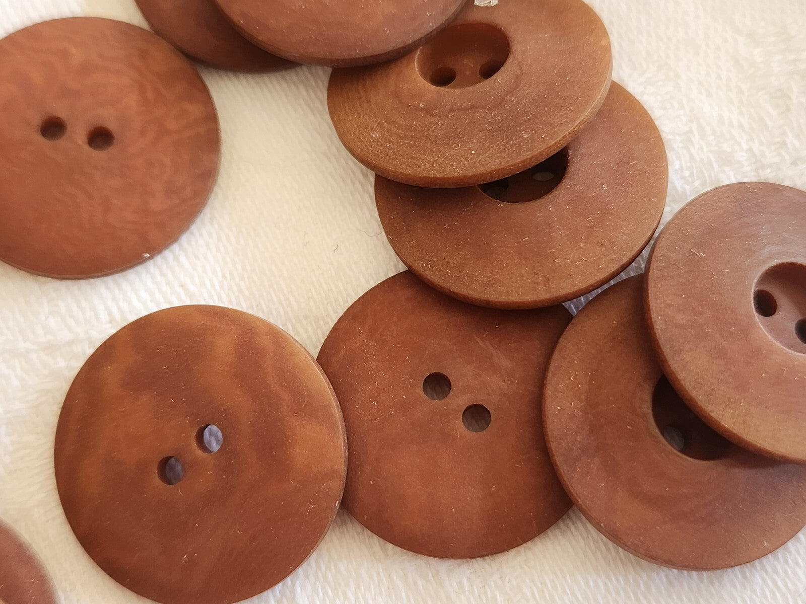 Lot 12 boutons en corozo marron mat  couture mercerie  2,2 cm ref 829