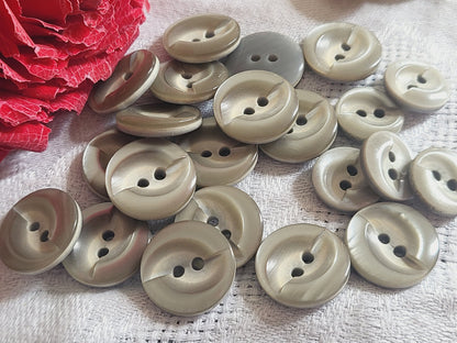 Lot 21  boutons vintage gris lumineux 1,2 et 1,5 cm (majoritaire) ref 4947