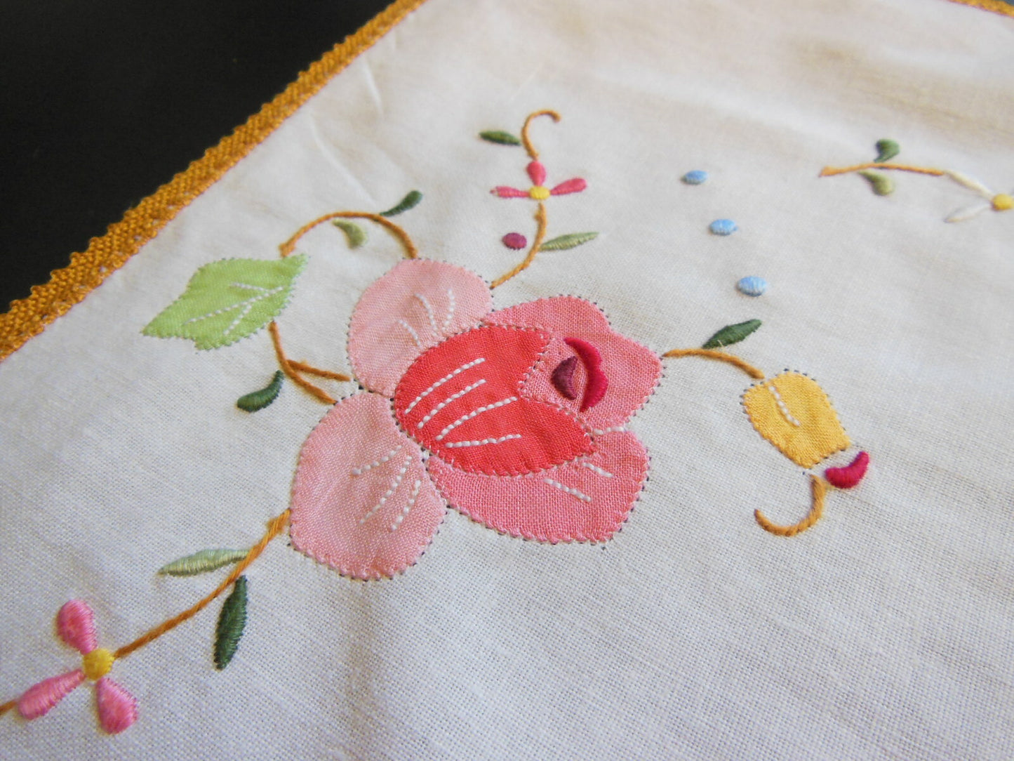Napperon ancien motif broderie rehaussée de tissu jolie galon   B6