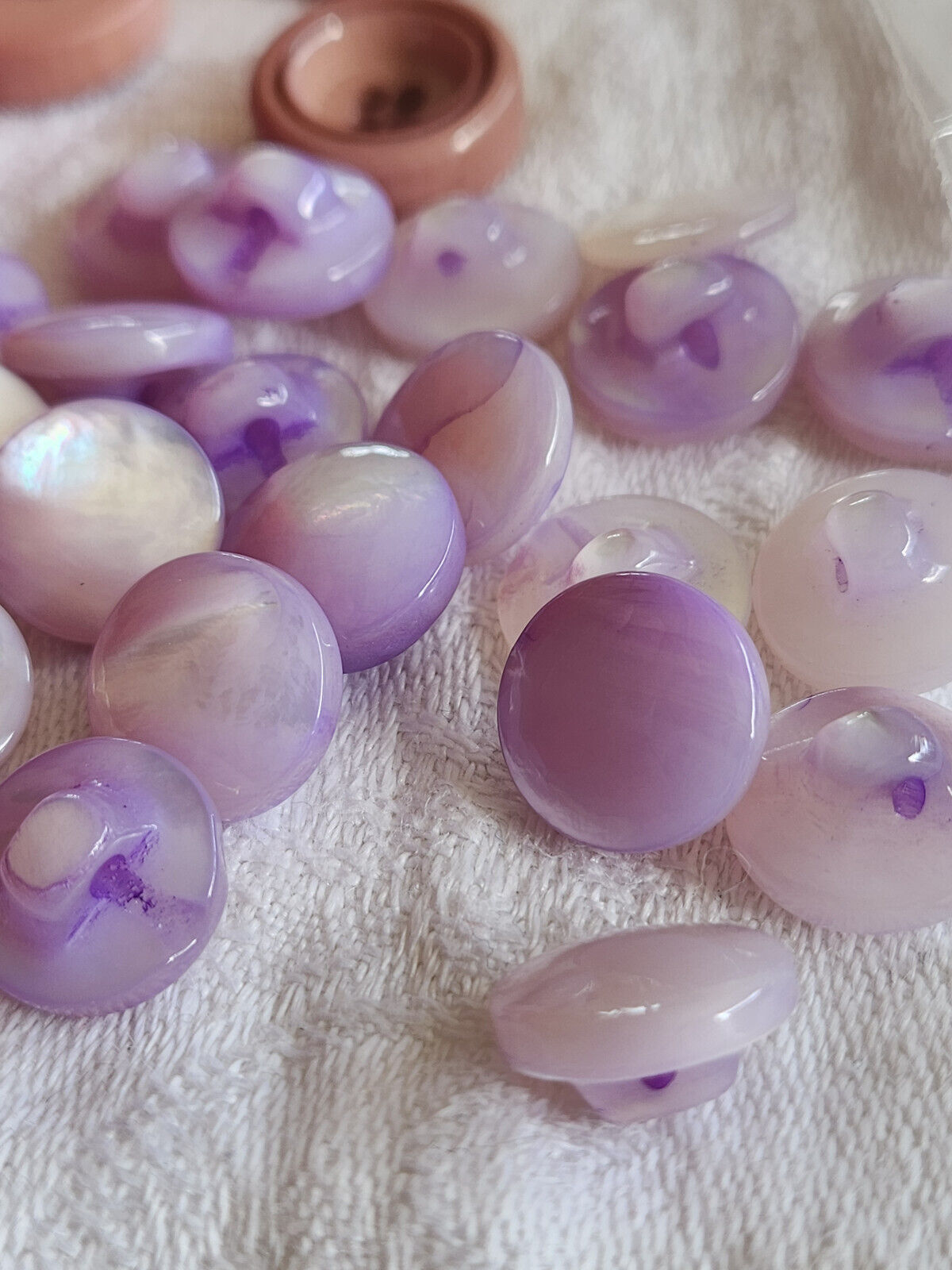 lot 6 boutons anciens en nacre violet bombé lisse pied  1,3 cm ref 1197