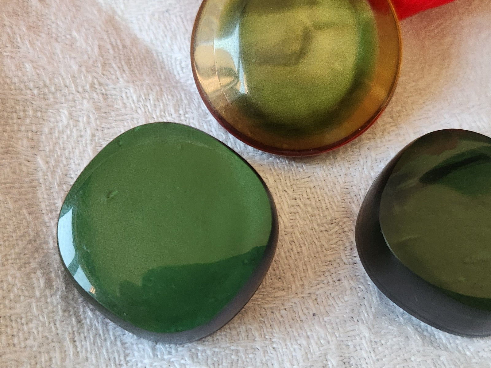 Trio volumineux boutons vintage  vert 2,3 et 2,8 cm à pied ref 5925