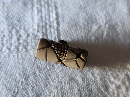 Collection petit bouton ancien sculpté marron clair 0,8 sur 1,9 cm D7I