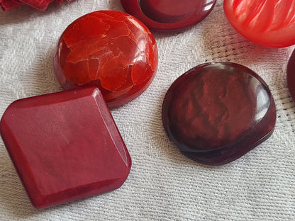 Lot 6 gros boutons vintage rouge  panaché pied 2,5/2,6  cm ref 5468