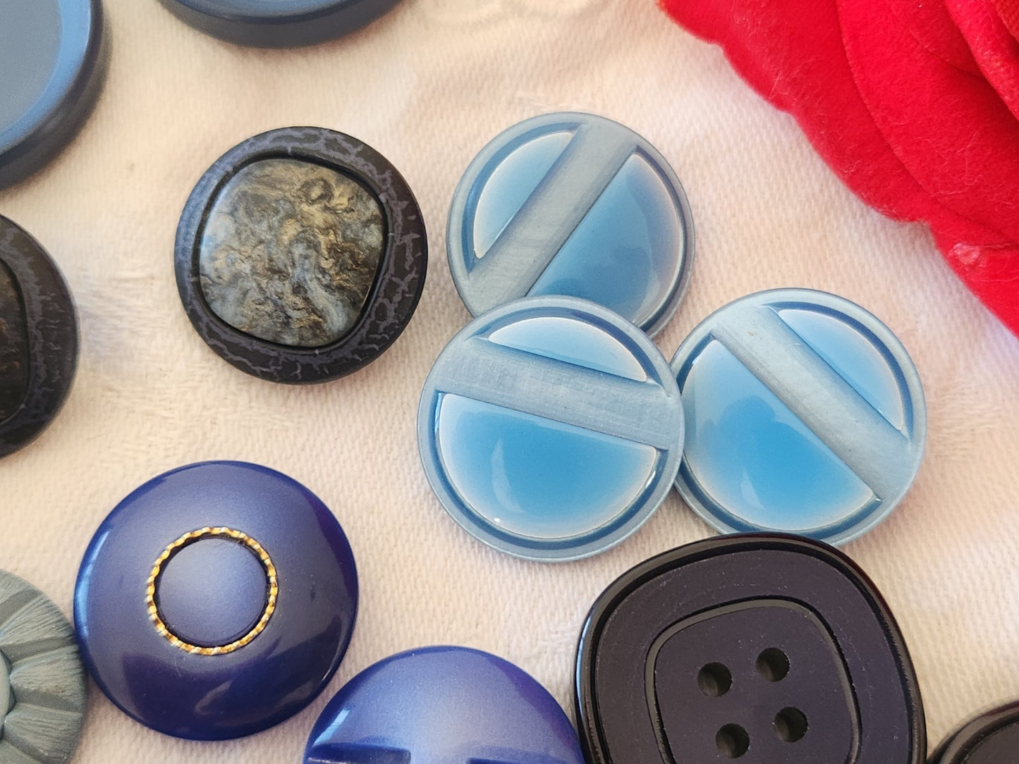 Lot 24  boutons vintage bleu trio 2,1 cm à 3 cm panaché ref 6065