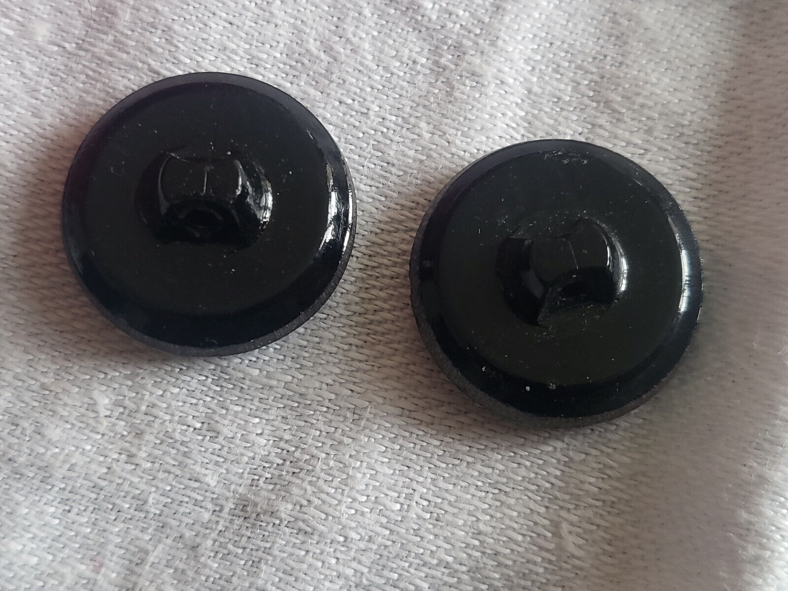 Duo boutons anciens en verre noir doré gris strié à pied 1,7 cm D11B