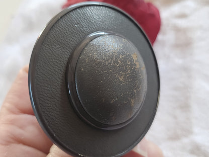Enorme bouton ancien en cuir forme chapeau gris 6 cm ou 60 mm T7