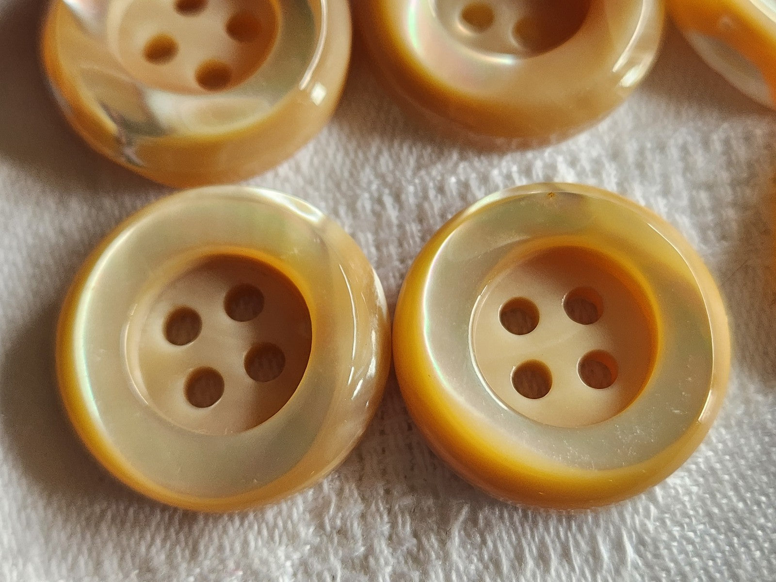 Lot 6 boutons anciens en nacre beige  épais bord 2,2 cm lourd ref  6017