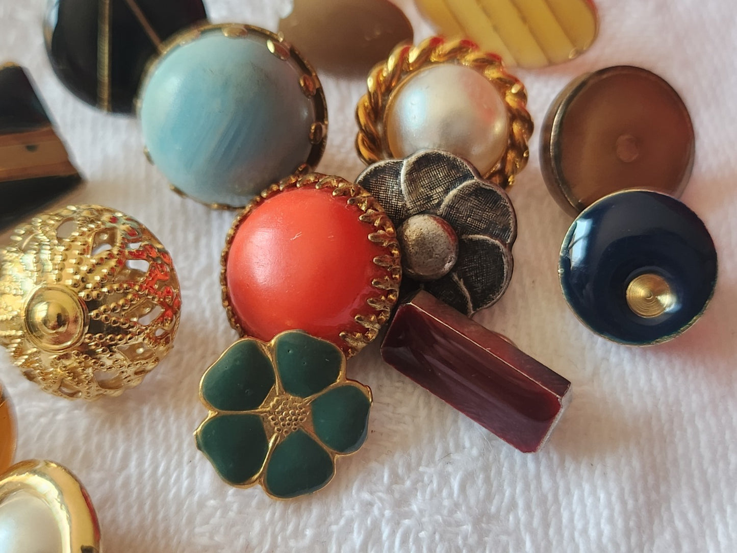Lot 17 petits boutons vintage panaché 1 à 1,2 cm ref 6040