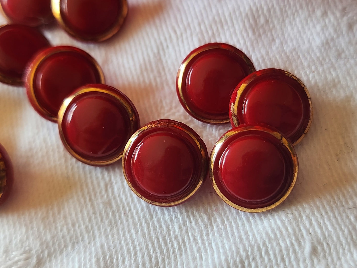 Lot 15 mini boutons vintage en verre rouge doré 1,1 cm ref 6041