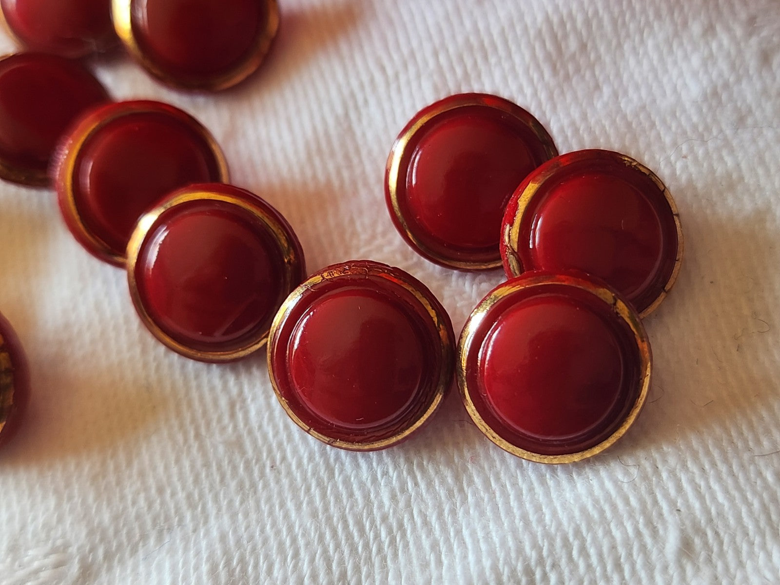 Lot 15 mini boutons vintage en verre rouge doré 1,1 cm ref 6041
