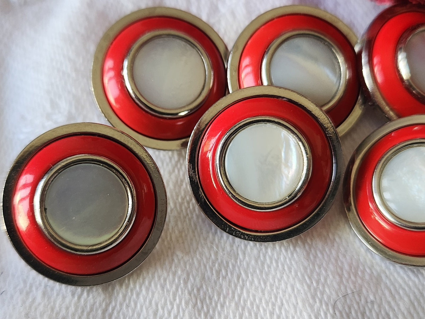 Lot 6 boutons anciens en metal coeur en nacre rouge 1,7 cm ref 3736