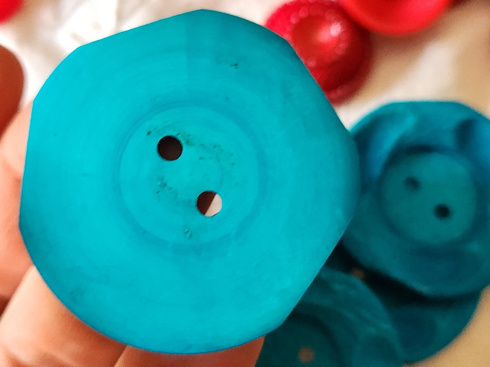 Enorme bouton vintage bleu paon mat sculpté 4,3 cm ref 3185