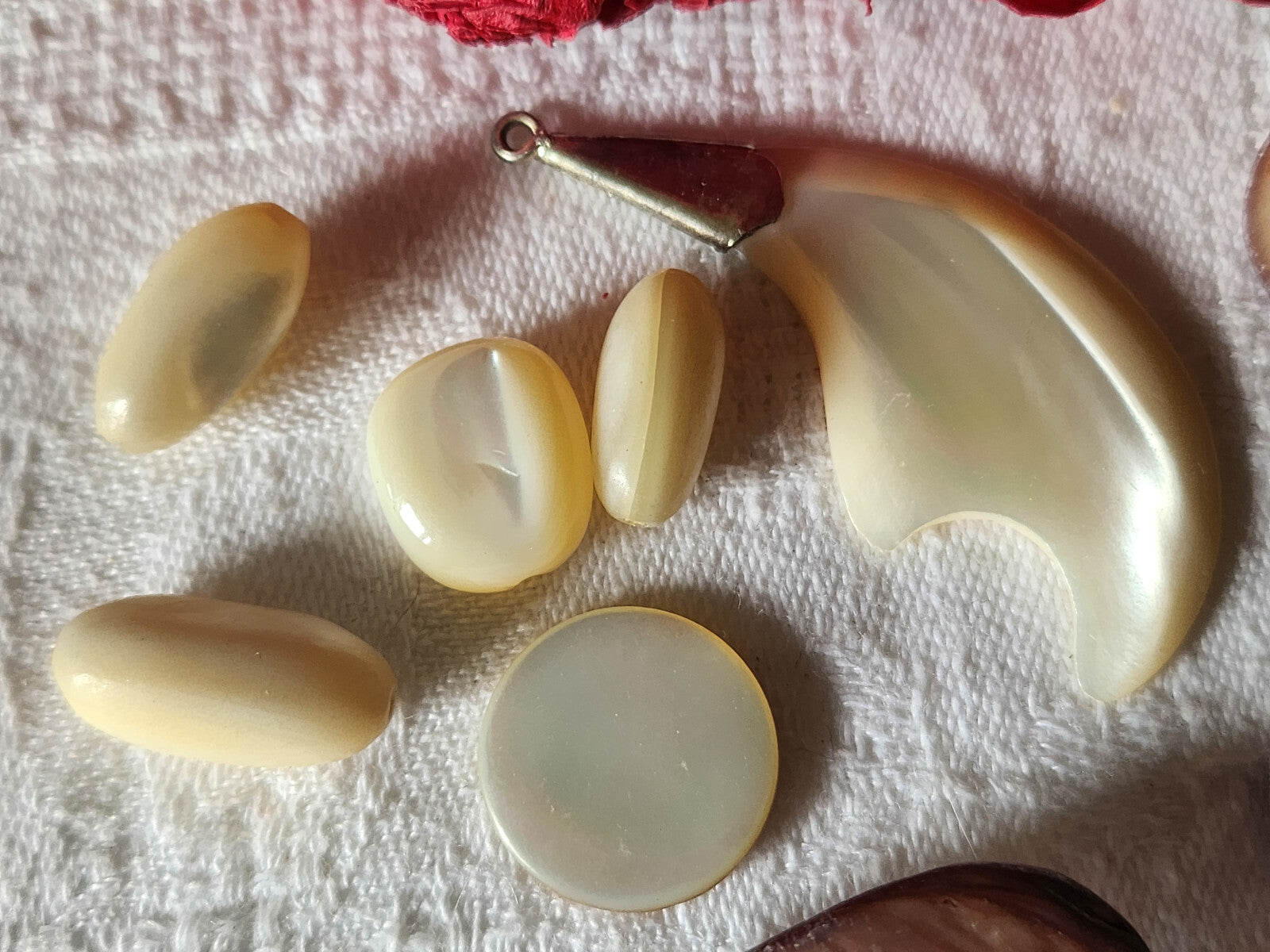 Petit lot de nacre perle, cabochon, pendant.... creation    ref 1153
