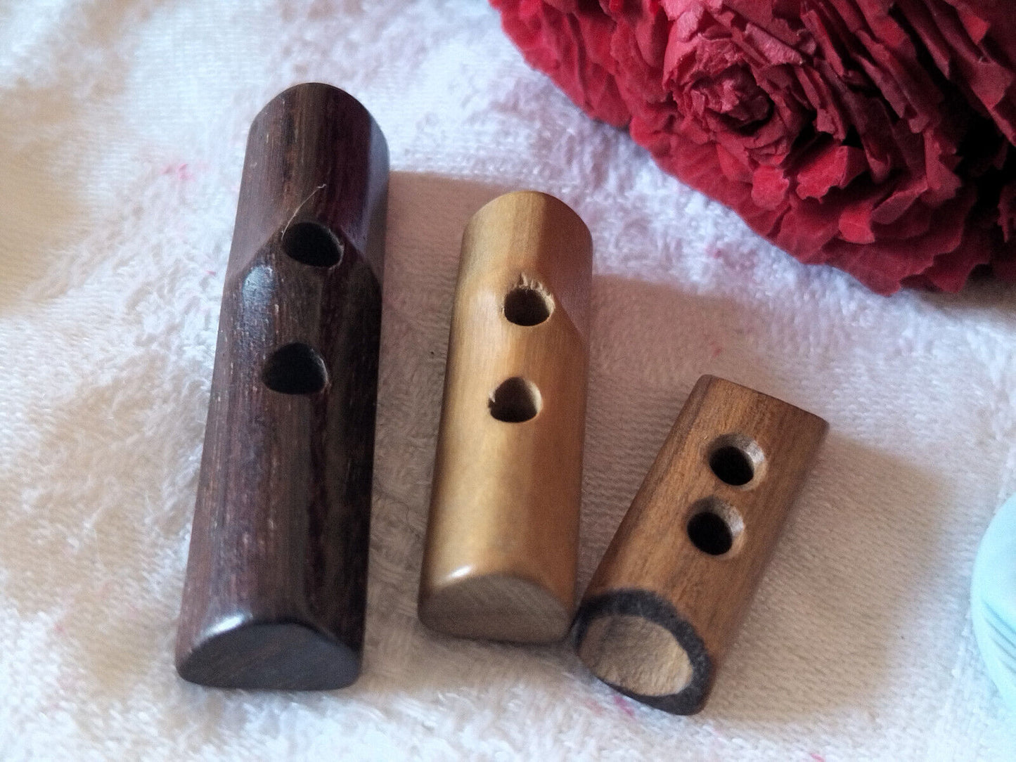 Trio boutons anciens en bois long et étroit à trous 2,6 à 3,4 cm ref 121