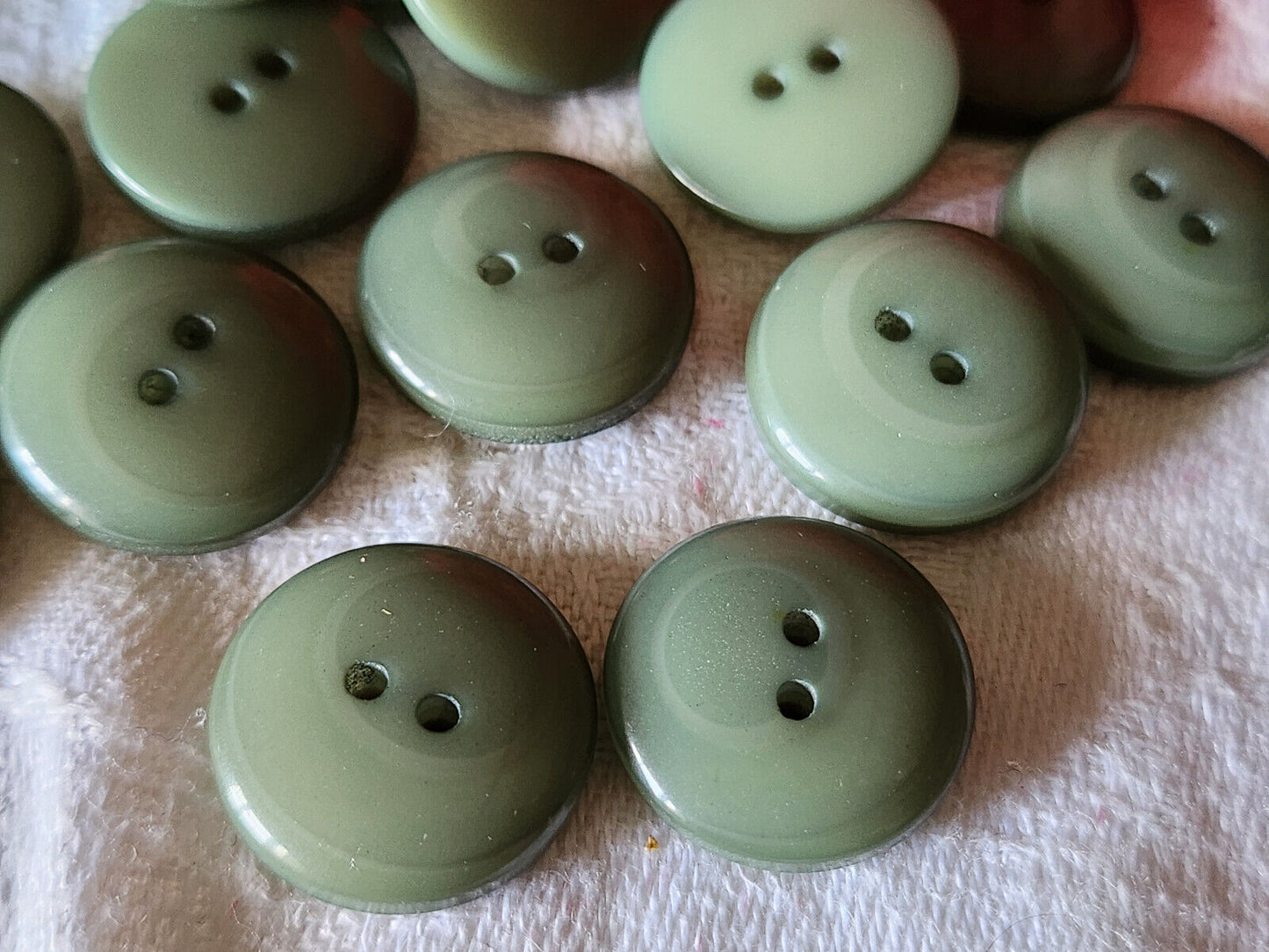 Lot 16 boutons vintage vert à trous 1,8 cm ref 5300