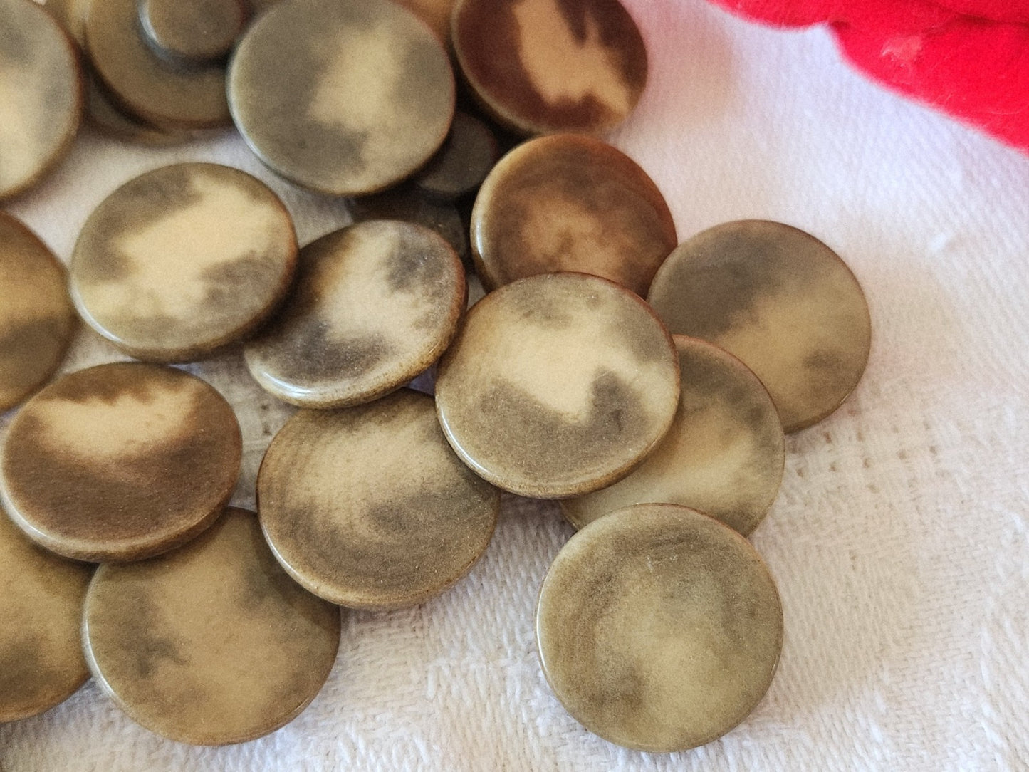 Lot 29 boutons anciens en corozo  marron panaché 1,5 cm ref 3857
