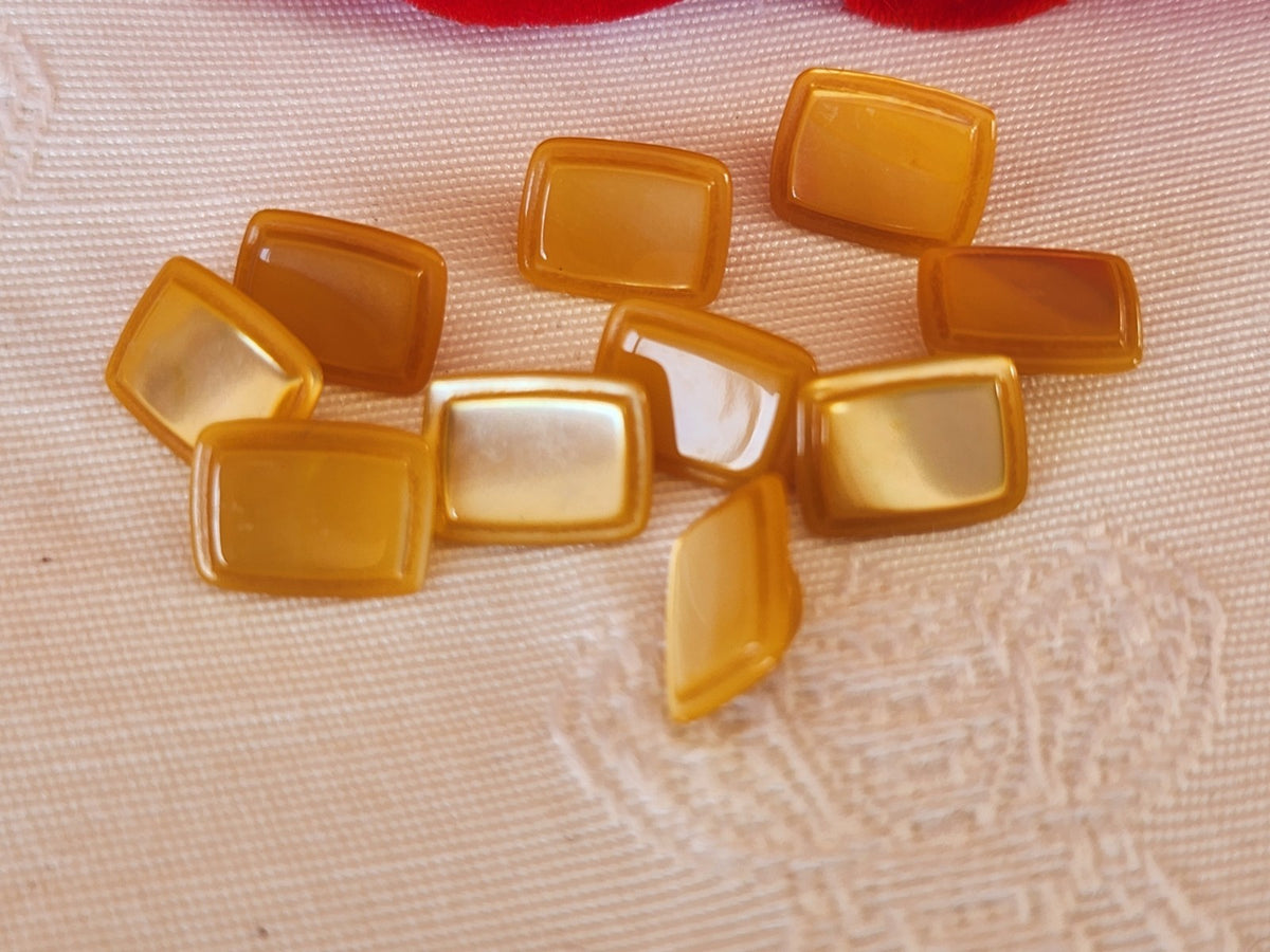 Lot 10 boutons anciens en nacre jaune rectangle pied 0,8 cm sur 1 cm ref 6664