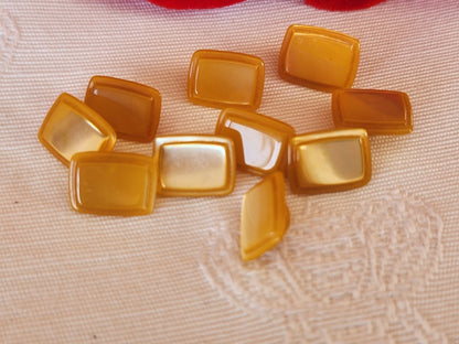 Lot 10 boutons anciens en nacre jaune rectangle pied 0,8 cm sur 1 cm ref 6664