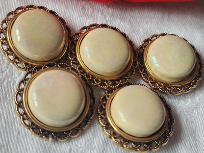 Lot 5 superbes boutons vintage coeur beige reflet modoré 2,3 cm ref 5123