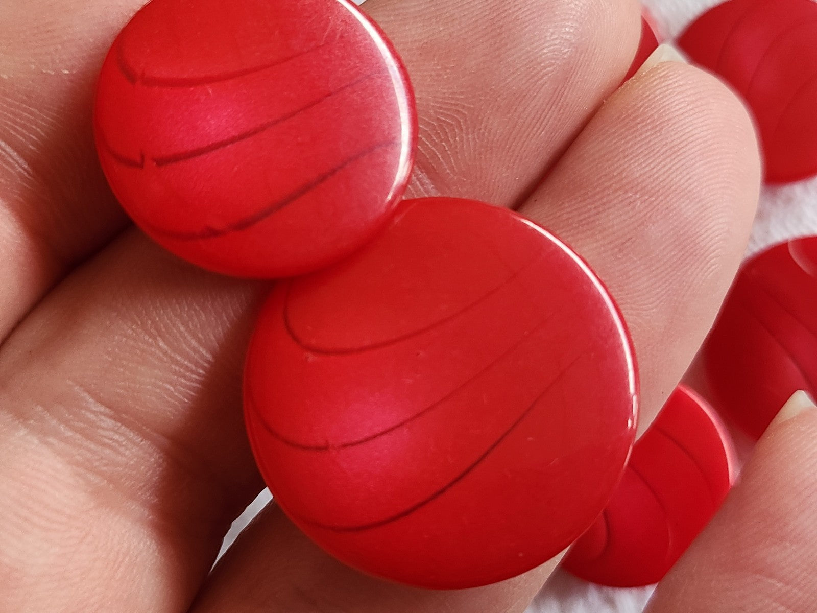 Lot 9 boutons vintage vague rouge pied  2,1 cm (7) et  2,6 cmc (2) ref 1123