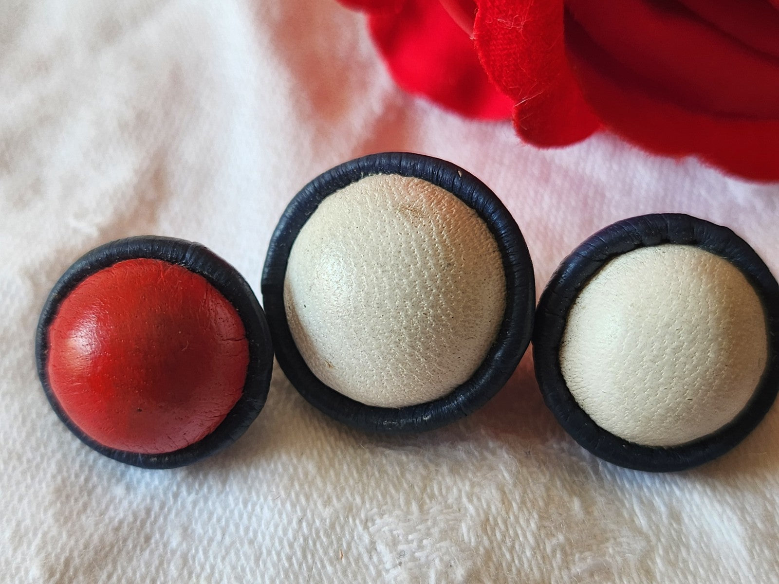 Trio boutons anciens en cuir collection bicolore 1,6 et 2,1 cm ref 6042