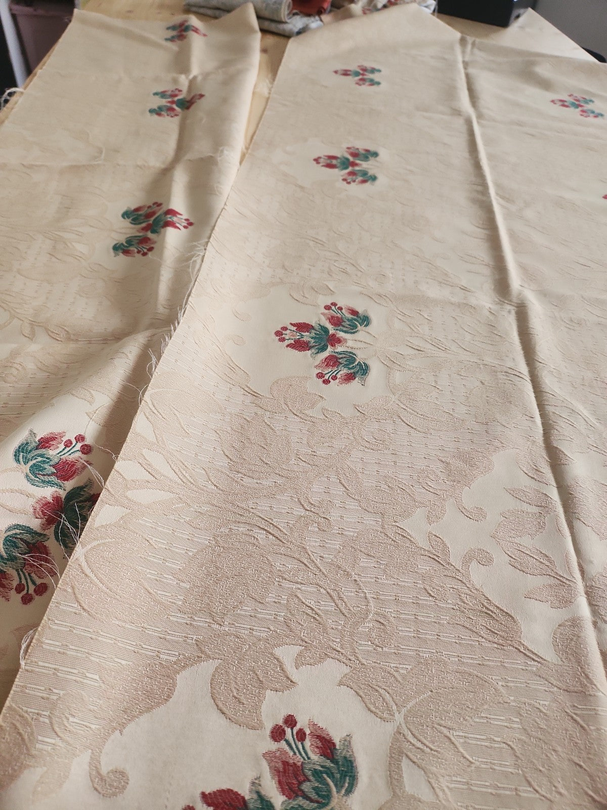 Deux coupons anciens tissu ecru damassé 1 m 90 sur 59 cm et 1  m 25 sur 44cm B4