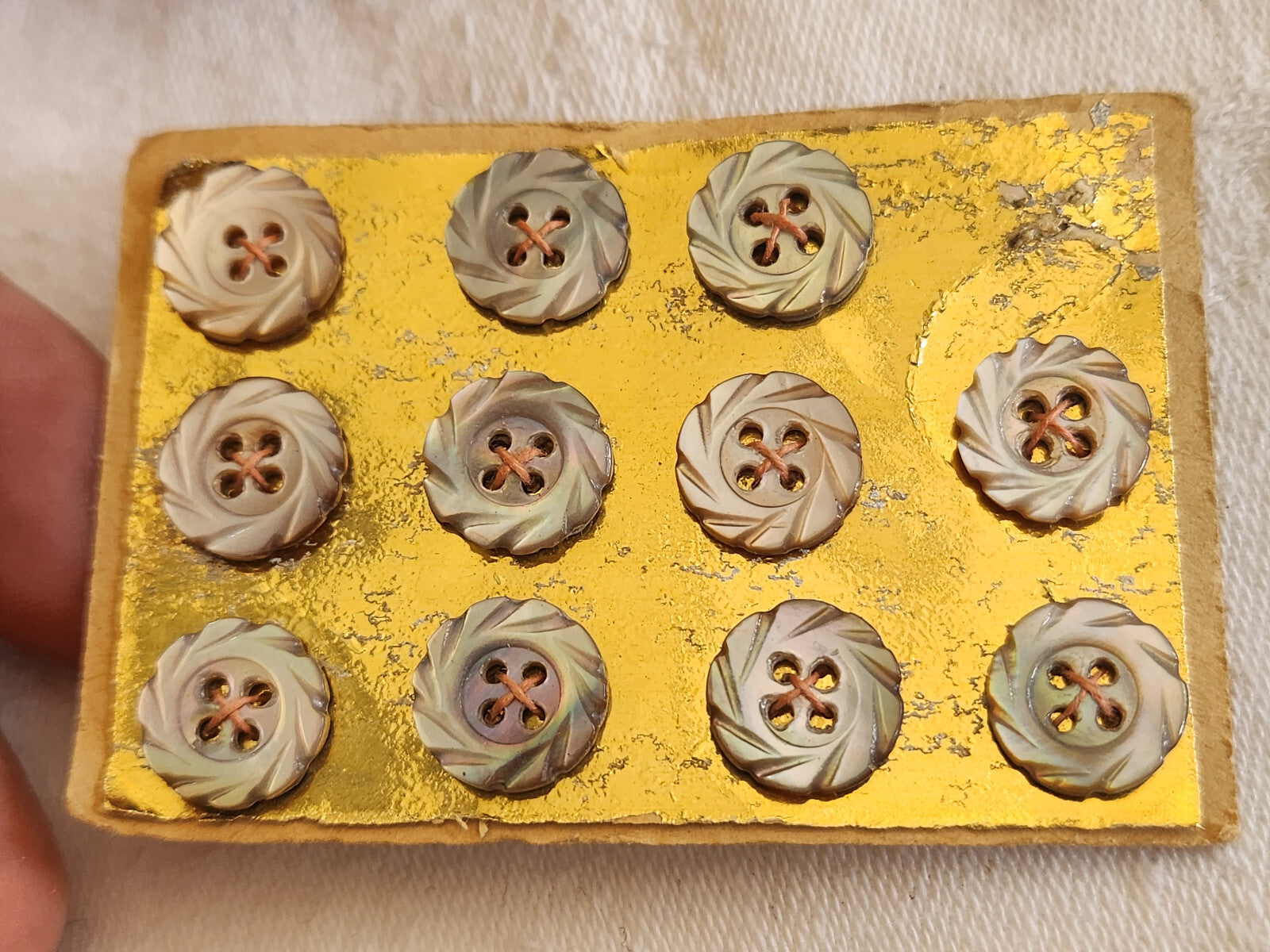 Rare petite plaque boutons anciens en nacre 1,1 cm  lot de 11 n°1A
