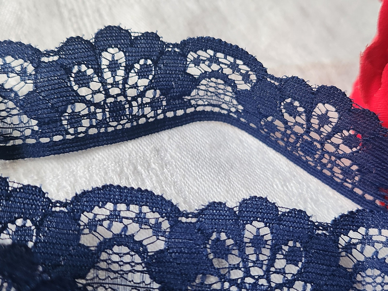 Dentelle vintage  bleu 2 métres 80 sur 2,5 cm A2