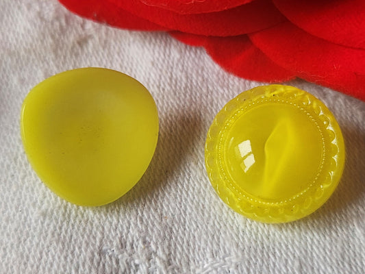 Duo boutons anciens en verre  motif jaune vintage 1,8 cm D9L
