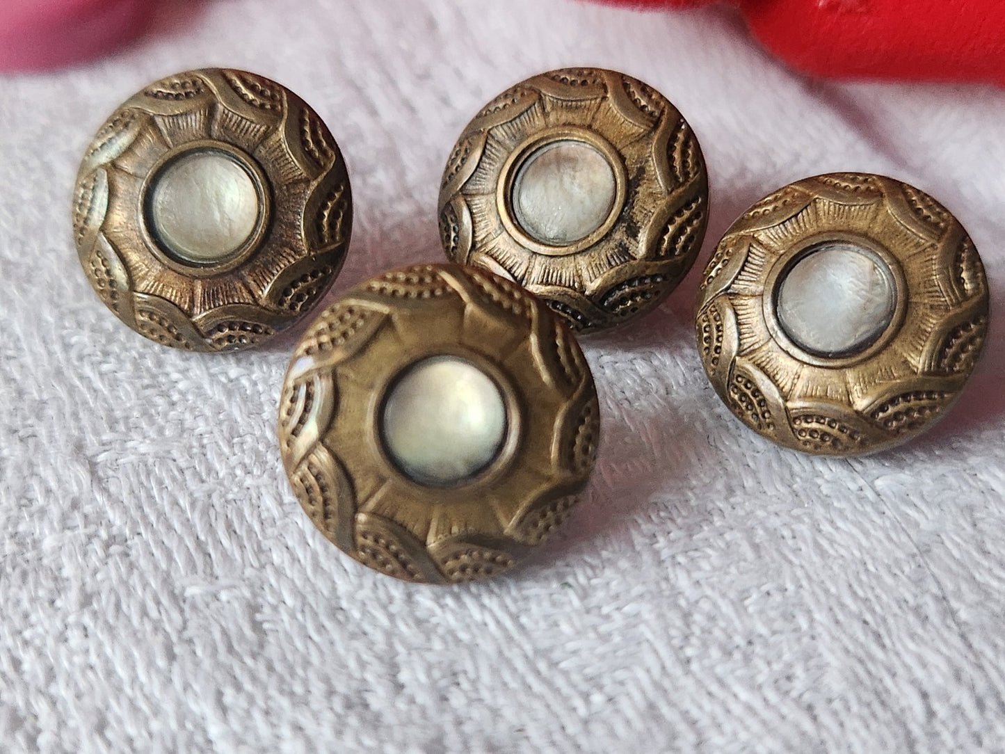 Lot 4  boutons anciens en métal coeur  en nacre petits 1,3 cm D13D