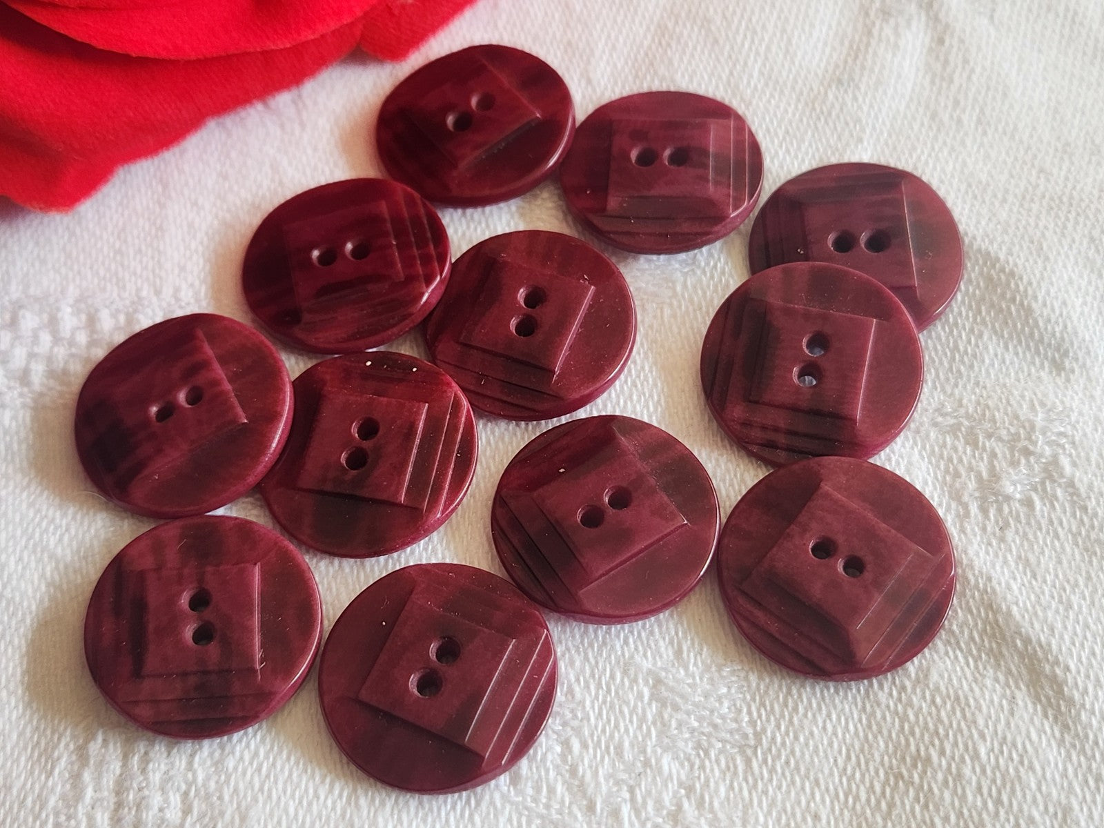 Lot 12 boutons anciens en corozo prune   1,7 cm trous ref 2758