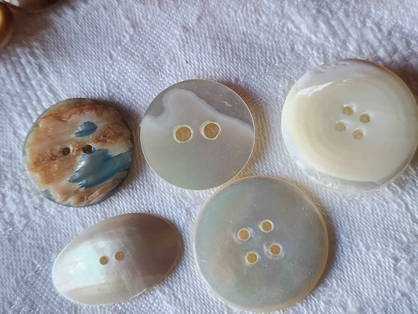 Panaché lot 5 boutons anciens en nacre 2,2 à 2,7 cm ref 5812