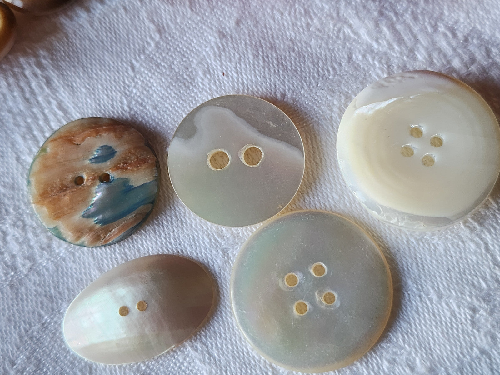 Panaché lot 5 boutons anciens en nacre 2,2 à 2,7 cm ref 5812