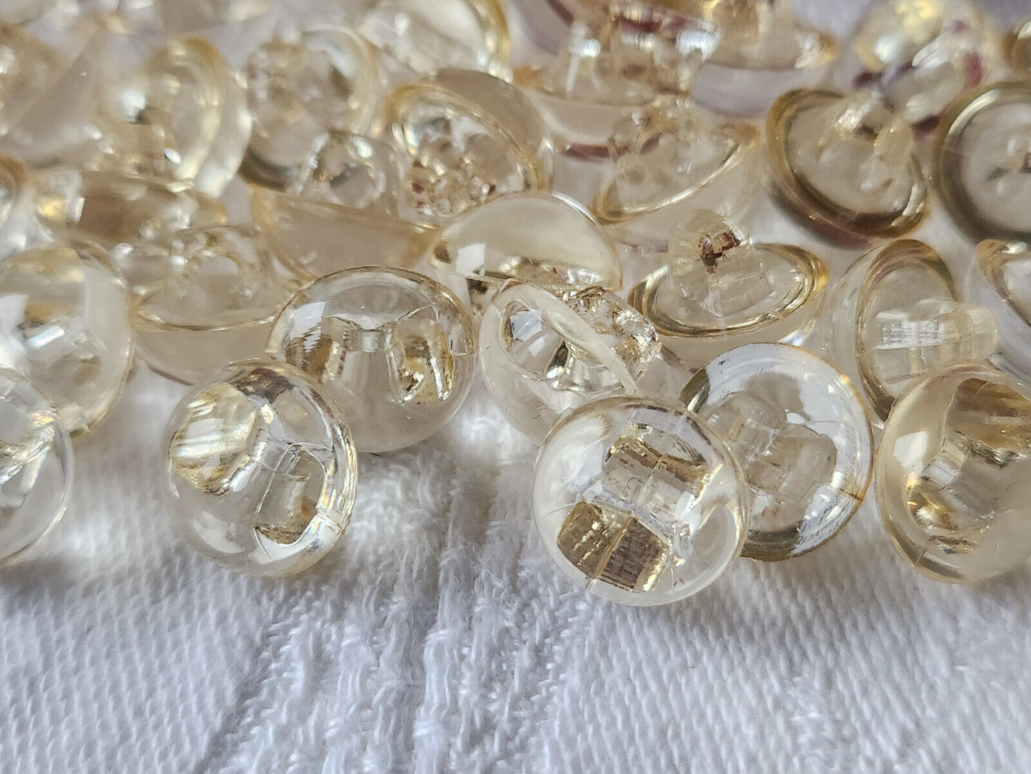 Lot 18 petits boutons vintage transparent legerment jaune pied 1,1 cm ref 949