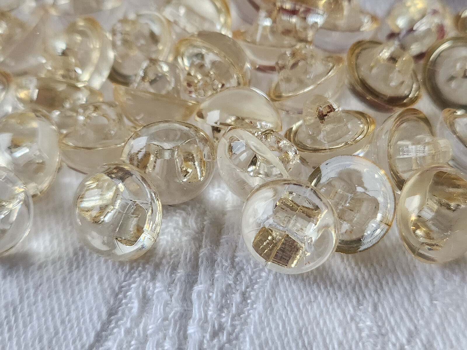 Lot 18 petits boutons vintage transparent legerment jaune pied 1,1 cm ref 949