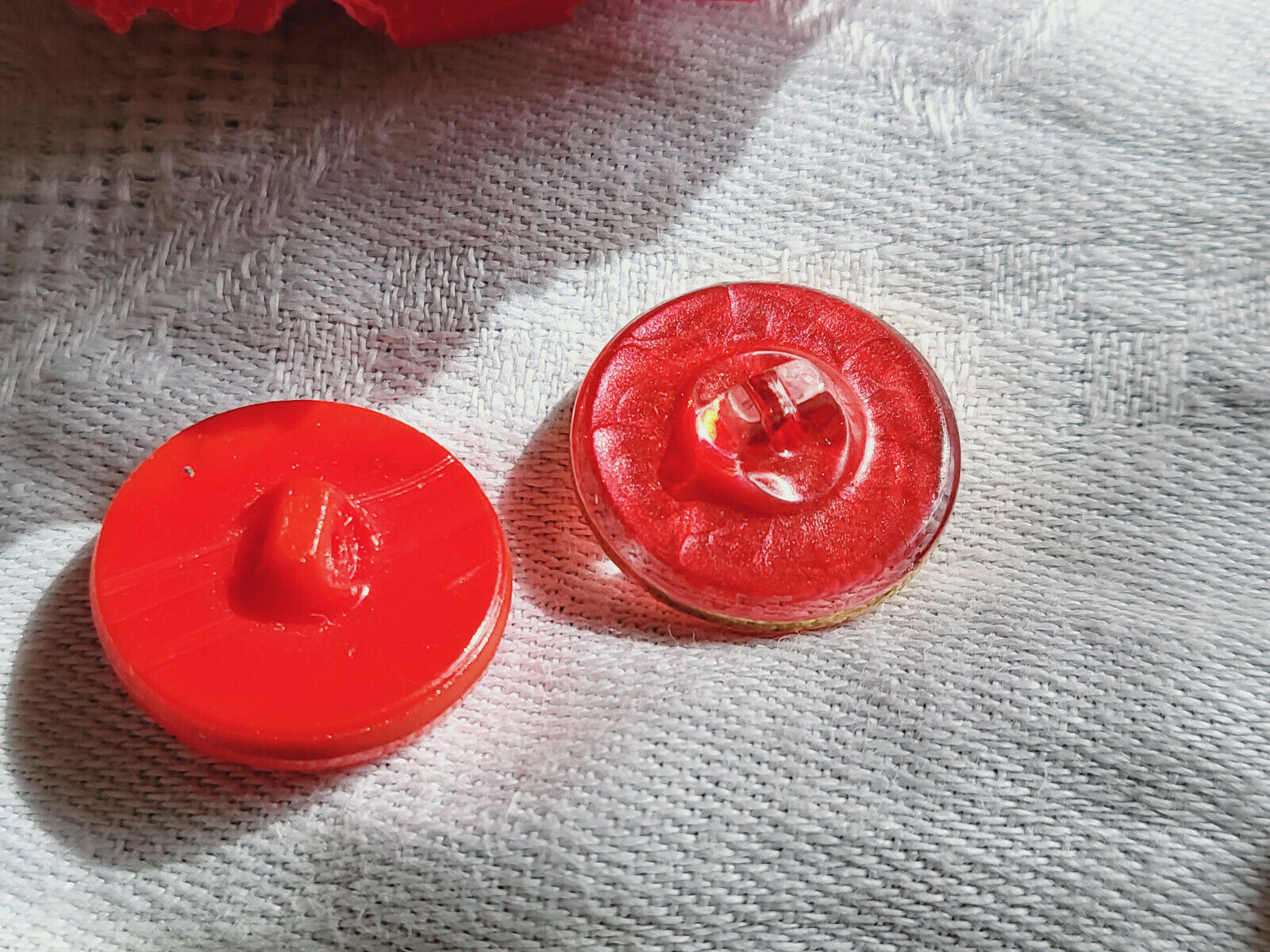 Duo boutons anciens en verre rouge et rosé diamètre 1,7 cm D12B