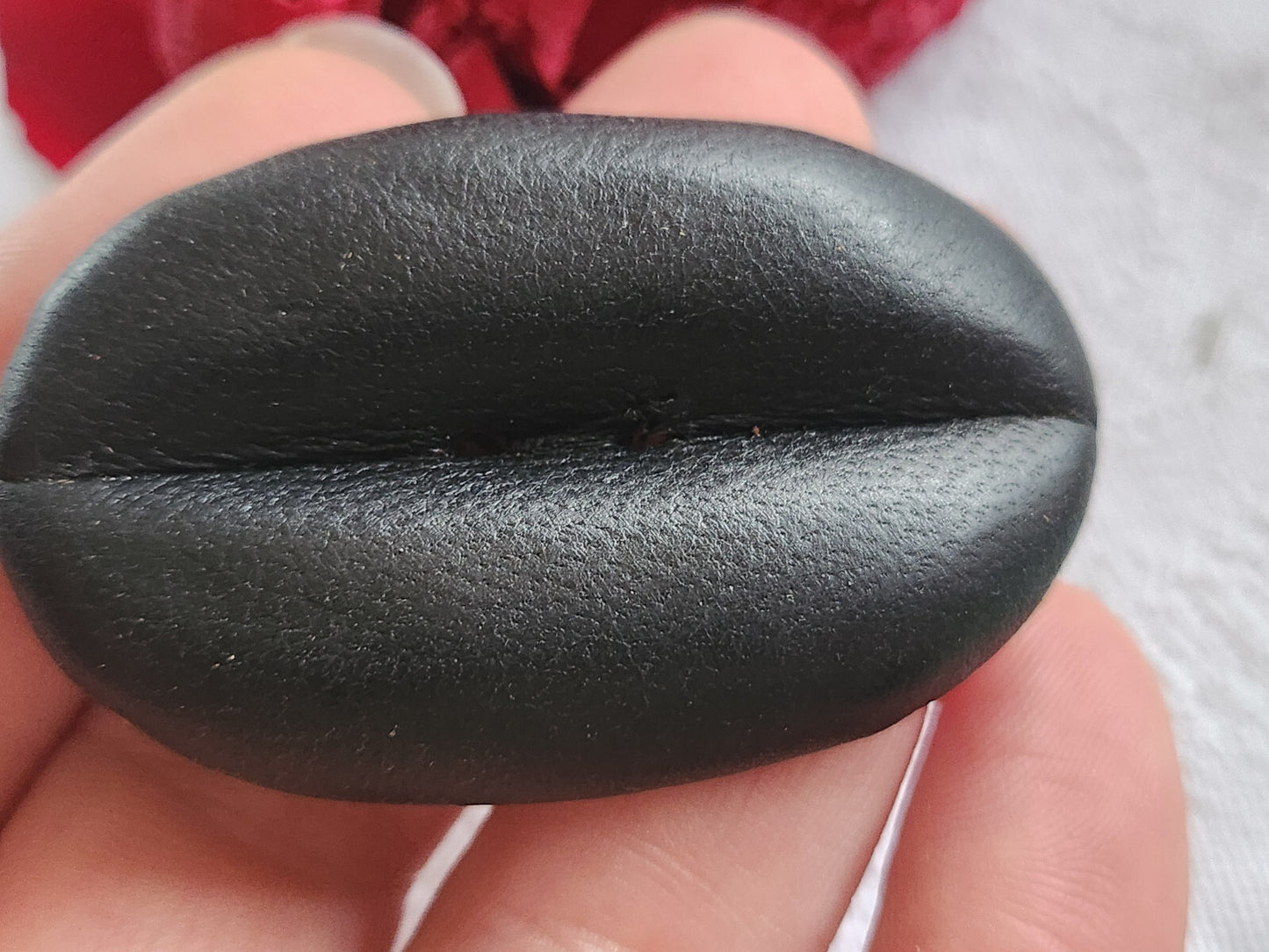 Enorme bouton ancien en  cuir  ovale noir 5,5 cm sur 3,4 cm ref 4993