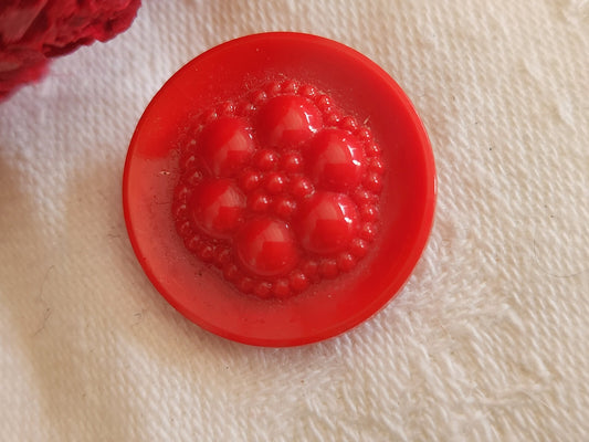 Bouton vintage en verre motif   travaillé relief rouge   2,2 cm G16F