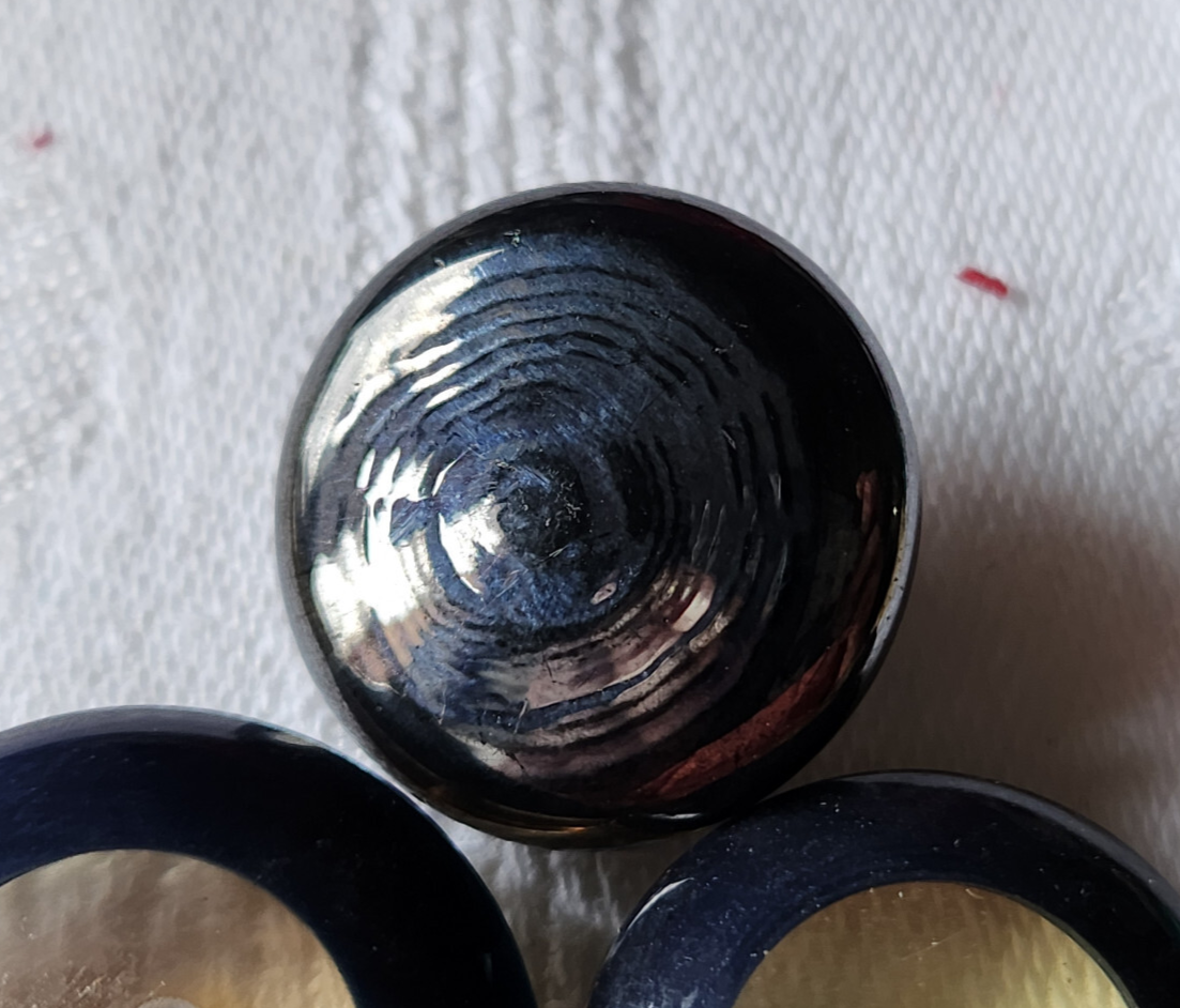Epais bouton ancien en verre hematite pied métal 2,2 cm  G11J