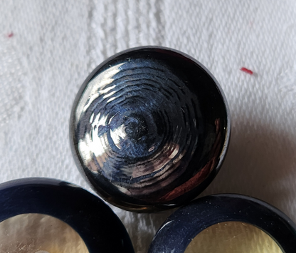 Epais bouton ancien en verre hematite pied métal 2,2 cm  G11J