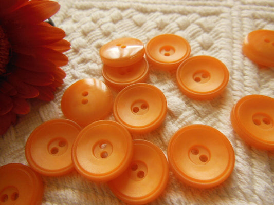 Lot 10 boutons vintage orange travaillés 2 trous  diamètre 1,7 cm ref 646