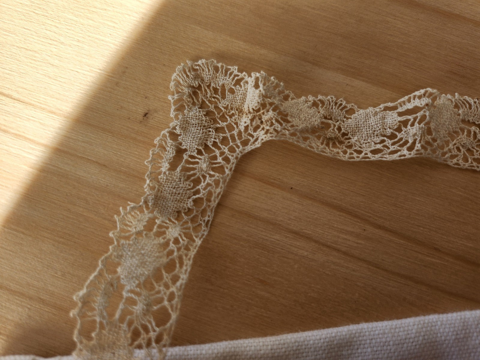 Dentelle ancienne pour pourtour mouchoir  lin  T2-18