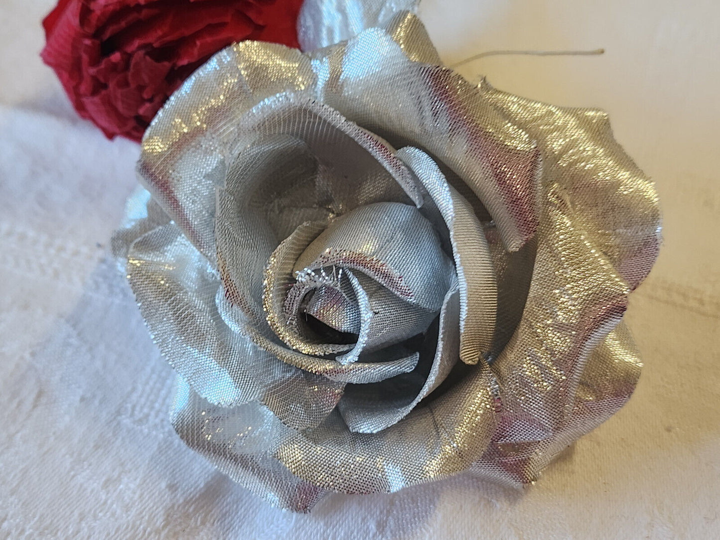 Fleur ancienne tissu argenté montée en broche modiste vintage  9 cm T0-46